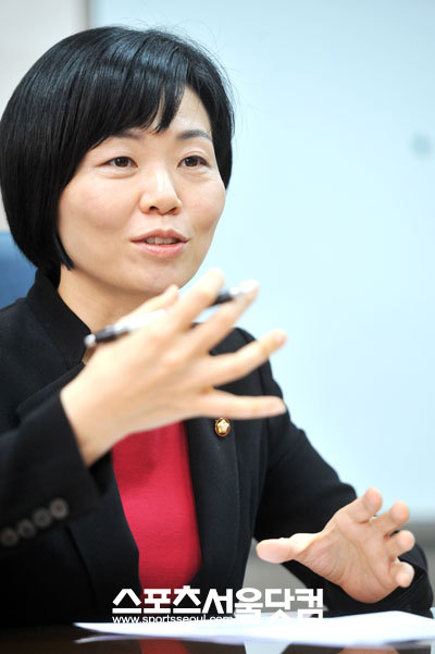 민 의원은 박 후보에 대해 단단한 내면을 가진 것과 달리 수줍음도 적지 않다. 현장에서는 평소의 모습이 전달되지 못한다고 평가하며 안타까워했다.