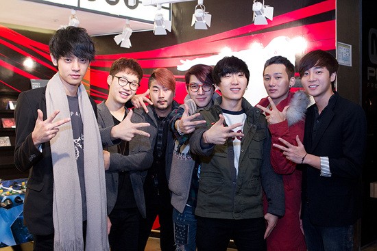 슈퍼스타K4 톱4 정준영, 홍대광, 딕펑스, 로이킴(왼쪽부터)이 9일 진행되는 생방송 경연에서 치열한경합을 벌일 전망이다./엠넷 제공