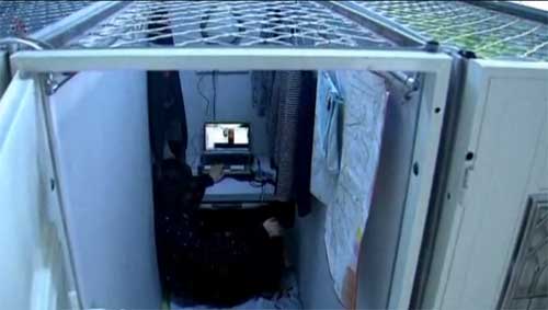 최근 중국 빈곤층과 젊은층 사이에서 1평 짜리 다용도방 캡슐홈이 인기를 끌고 있다. / 유튜브 영상 캡처