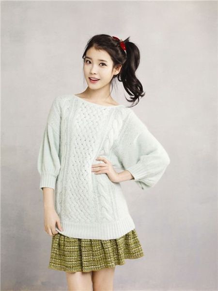 아이유가 은혁과 찍은 다정한 셀카에 대해 해명해 관심을 모으고 있다./로엔 엔터테인먼트 제공