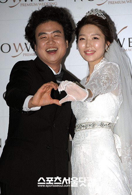 개그맨 채경선(왼쪽)이 10일 오후 서울 여의도 KBS홀에서 결혼식을 올리는 가운데 신부 김희희 씨와 포토타임을 갖고 있다. / 조재형 인턴기자