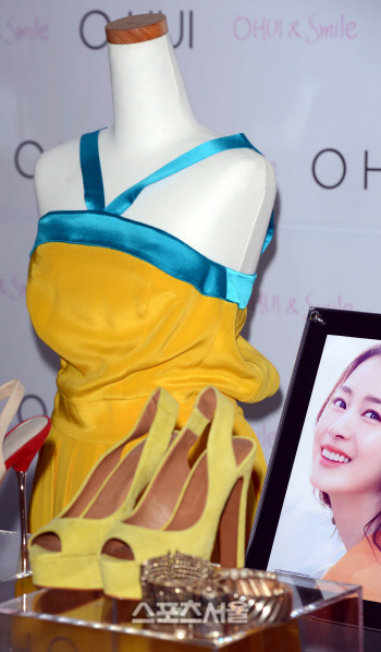 공주풍의 노란색 원피스와 하이힐이 한세트로 경매에 부쳐졌다. 원피스의 사이즈는 놀랍게도 33사이즈였다. 이주상기자.rainbow@sportsseoul.com