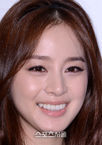 자선행사에 참가한 김태희는 선행에 행사내내 웃음을 피웠다. 완벽한 황금비율인 달걀형의 얼굴이 미인의 전형임을 알려주는 듯 하다. 이주상기자.rainbow@sportsseoul.com
