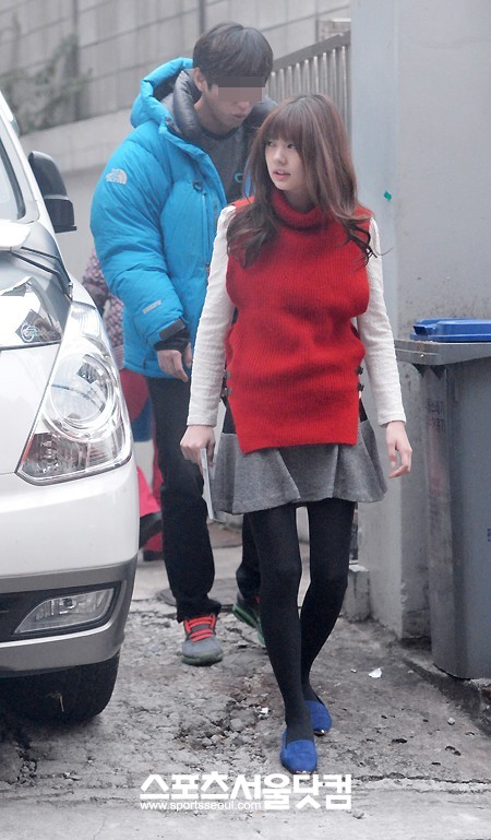 정소민이 드라마 ‘우리가 결혼할 수 있을까’ 촬영장에 모습을 드러냈다. 정소민이 본인의 차량에서 나와 촬영장인 카페로 이동하고 있다. /문병희 기자
