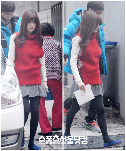 대본을 손에 쥐고 종종걸음으로 카페로 향하는 정소민. 붉은 스웨터와 파란 단화가 눈에 띈다.