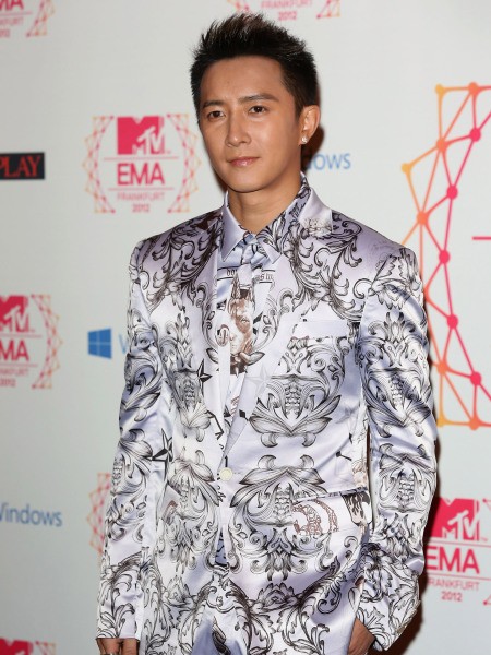 한경이 EMA 포토월에서 포즈를 취하고 있다./MTV 제공