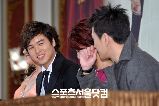 배우 이장우(왼쪽)와 진태현이 12일 오후 서울 강남구 임피리엘 팰리스 서울에서 열린 MBC 새 일일 연속극 오자룡이 간다 제작발표회에 이야기를 나누고 있다./남윤호 인턴기자