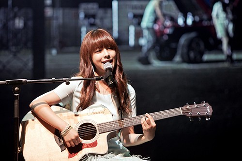 주니엘이 통기타를 연주하며 노래를 부르고 있다./FNC 제공