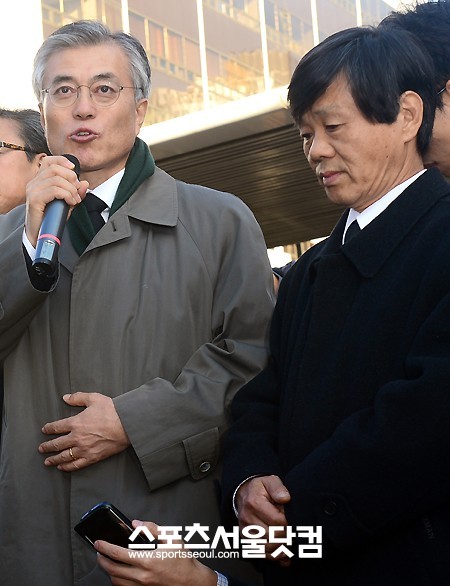 문재인 민주통합당 대선후보(왼쪽)가 전태일 동생 전태삼씨와 고 전태일 열사 42주기 추모일을 맞은 13일 오후 서울 종로구 창신동 전태일다리를 찾아 전태일동상 앞에서 묵념한 뒤, 포부를 밝히고 있다. /이새롬 기자