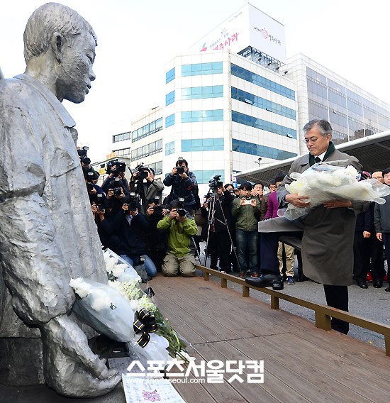문재인 민주통합당 대선후보가 고 전태일 열사 42주기 추모일을 맞은 13일 오후 서울 종로구 창신동 전태일다리를 찾아 전태일동상 앞에 헌화를 위해 단상에 오르고 있다. /이새롬 기자