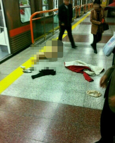 부산지하철 알몸녀가 네티즌에게 충격을 줬다./온라인 커뮤니티 캡처