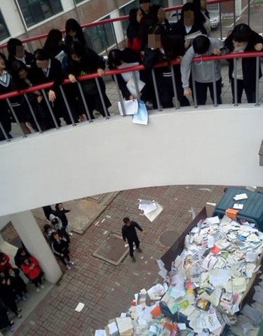 수능 뒤 흔한 모습의 사진이 네티즌들의 공감을 얻으며 화제가 되고 있다. / 출처=온라인 커뮤니티