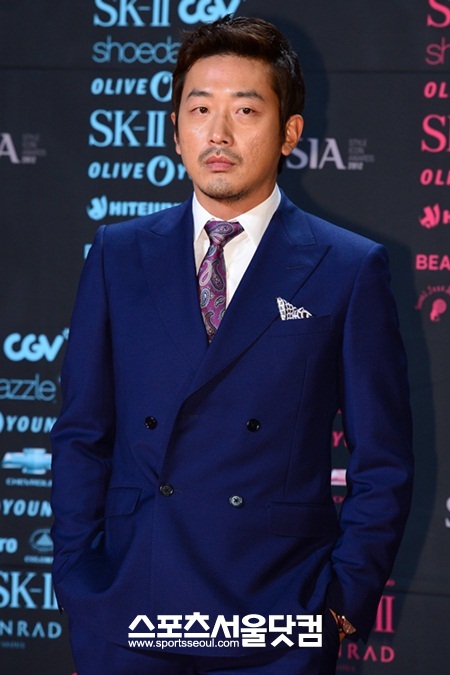 배우 하정우가 뺑소니 차량을 쫓아가 붙잡았다./더팩트DB