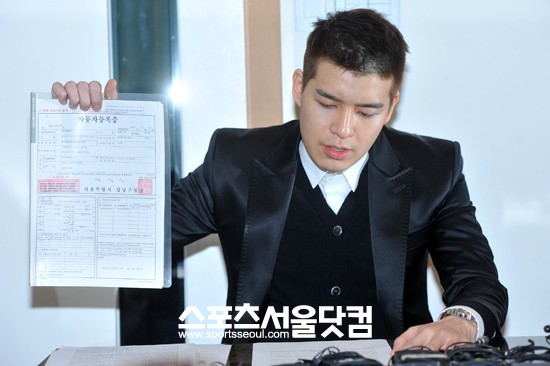 사기 혐의를 받고 있는 젝스키스 출신 가수 강성훈이 15일 오후 서울 강남구 신사동의 한 빌딩에서 기자회견을 갖고 자동차 소유 논란과 관련해 자신의 자동차등록증을 공개하고 있다./남윤호 인턴기자