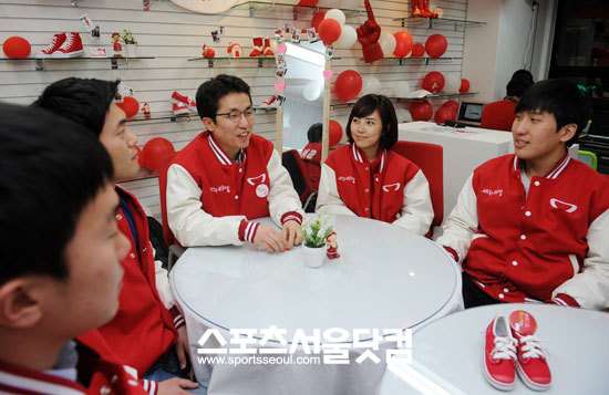 새누리당 청년본부 임원들이 <더팩트>과의 좌담회에서 박근혜 대선 후보의 청년 소통 부재에 대한 이야기를 나누고 있다. / 임영무 기자