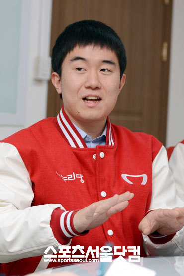 영상 편집을 담당하면서 박 후보의 얼굴과 행동을 자세히 살펴본 황 부본부장은 박 후보가 당황해하는 모습이나 생각하는 모습을 귀엽다고 표현했다.