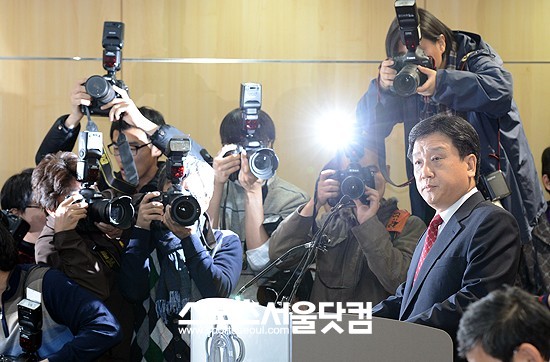 30일간의 수사 퍼즐은 끝내 미완성으로... - 이명박 대통령 내곡동 사저부지 매입의혹을 수사해온 이광범 특별검사가 지난 14일 오전 30일간의 수사결과를 발표하고 있다. / 임영무 기자