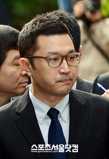 지금 이 자리 유쾌하지 않군요... - 이명박 대통령의 아들 이시형씨가 지난달 25일 서울 서초동 특검사무실로 소환되고 있다.