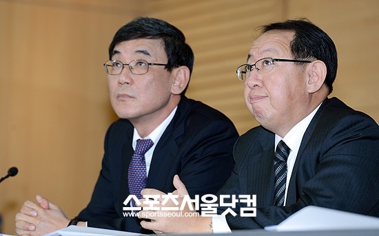 빨리 끝내시죠~ - 이광범 특검팀의 이창훈(왼쪽)-이석수 특검보가 지난 14일 서울 서초동 서울변호사교육문화회관에서 긴장한 표정으로 수사결과 브리핑을 지켜보고 있다.