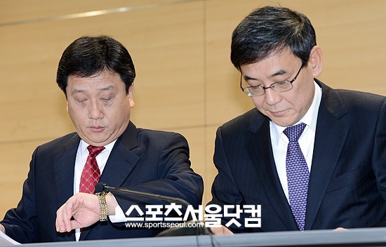 벌써 30일 지났네... 이제 마무리 지을까요? - 이명박 대통령 내곡동 사저부지 매입의혹을 수사한 이광범 특검이 지난 14일 수사결과 발표를 앞두고 시계를 바라보고 있다.