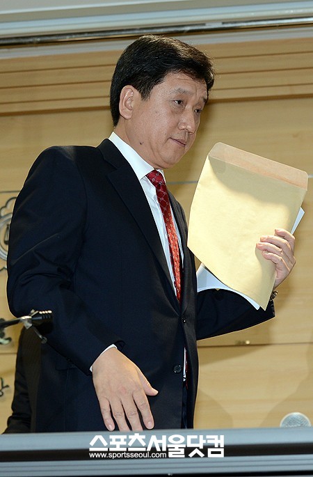 이제 쉬러 갑니다~ - 이광범 특별검사가 지난 14일 서울 서초동 서울변호사교육문화회관에서 30일간의 수사결과 브리핑을 마친뒤 자리를 나서고 있다.