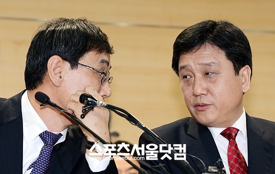 오늘은 제가 쏠게요! - 이광범 특별검사(오른쪽)가 지난 14일 오전 서울 서초동 서울변호사교육문화회관에서 수사결과 브리핑을 마치고 이창훈 특검보와 대화를 나누고 있다.