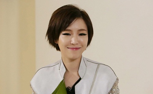 가수 가인이 작은 눈 때문에 짙은 스모키 메이크업을 한다고 밝혔다./JTBC 제공