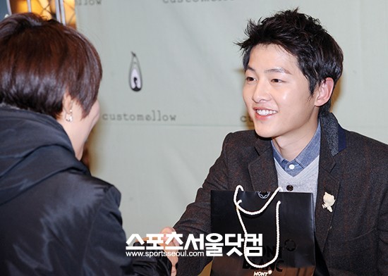 배우 송중기가 16일 오후 서울 마포구 홍대 커스텀멜로우 H STORE에서 열린 GOOD MAN 송중기 팬 사인회에서 팬과 악수하고 있다. / 조재형 인턴기자