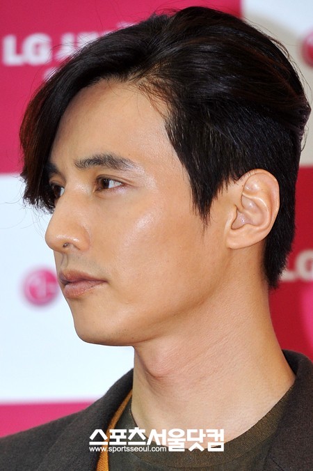 배우 원빈이 16일 오후 서울 강남구 청담동 LG전자 강남본점에서 열린 팬 사인회에 참석해 포즈를 취하고 있다./남윤호 인턴기자