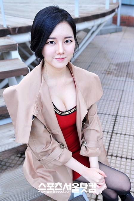 베이글녀 고두림이 예쁜 표정을 짓고 있다.