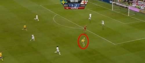 잉글랜드와의 A매치에 나선 즐라탄 이브라히모비치가 후반 추가시간에 환상적인 오버헤드킥으로 화제를 모았다. / 유튜브 영상 캡처