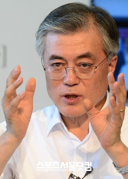 민주통합당 문재인 대선 후보가 19일 오전 서울 중구 프레스센터에서 열린 한국기자협회 주최 대선 후보 초청 토론회에서 담판을 해서라도 단일화를 이루겠다고 밝혔다. / 더팩트 DB