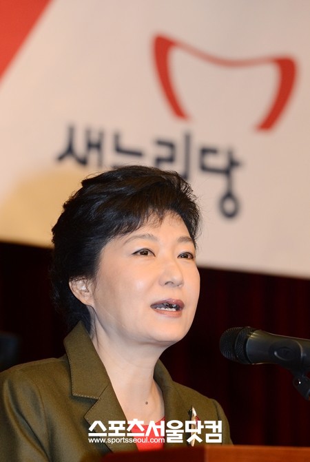 새누리당 이상일 대변인은 19일 서울 여의도 당사에서 기자회견을 열어 가칭 박근혜 펀드를 모집한다고 밝혔다. / 더팩트 DB