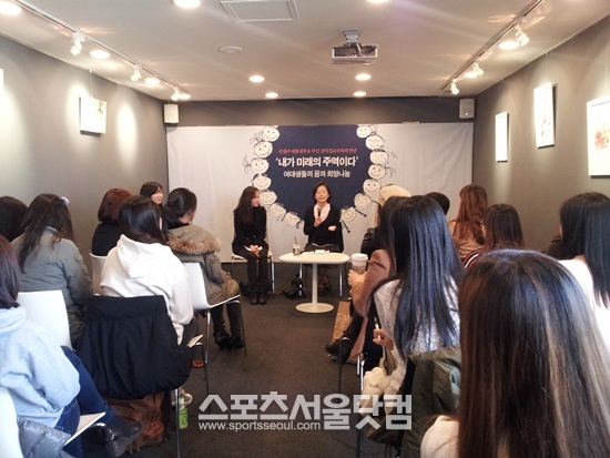 김 교수가 서울 관철동 엠스퀘어에서 여대생들과 만남을 갖고 얘기를 나누고 있다.