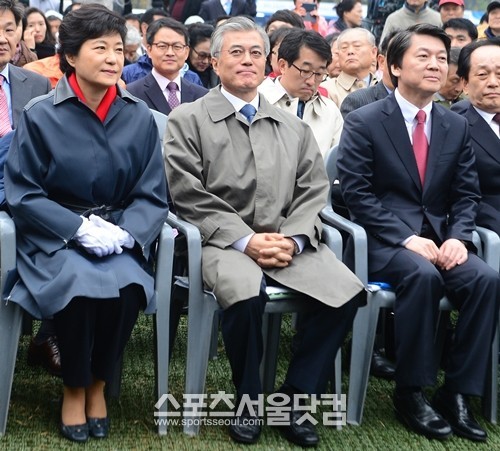 새누리당 박근혜, 민주통합당 문재인, 무소속 안철수 대선 후보는 19일 오후 서울 화곡동 KBS 스포츠월드에서 열린 한국농업경영인중앙연합회 대선 후보 초청 토론회에 참석해 지지를 호소했다. / 더팩트 DB