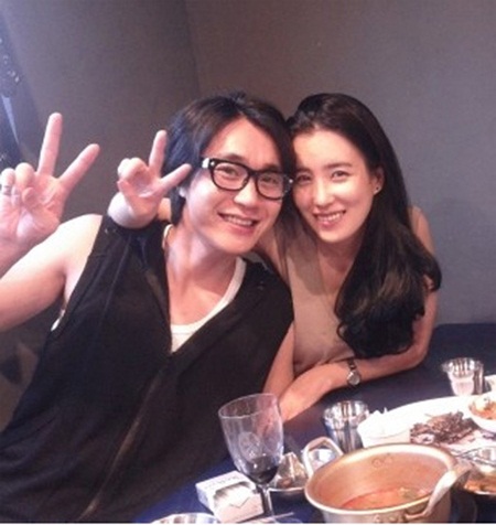 홍대 고깃집에서 데이트 중인 조성모(왼쪽)와 아내 구민지의 모습. / 온라인 커뮤니티 게시판