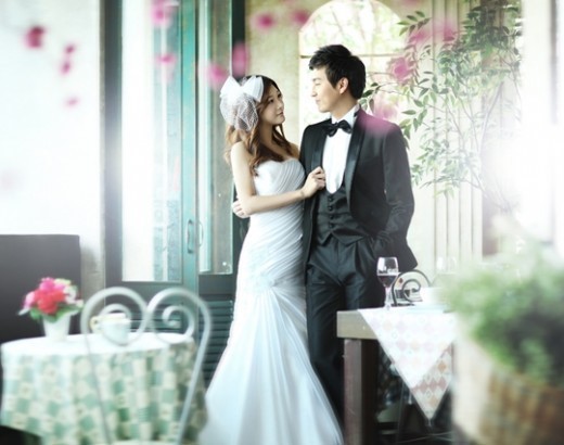 차유주(왼쪽)-이동준 커플이 멋지게 포즈를 취하고 있다. /좋은날 제공