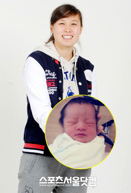 딸을 출산한 여자 축구 국가대표 골키퍼 출신 문소리. / 더팩트 DB