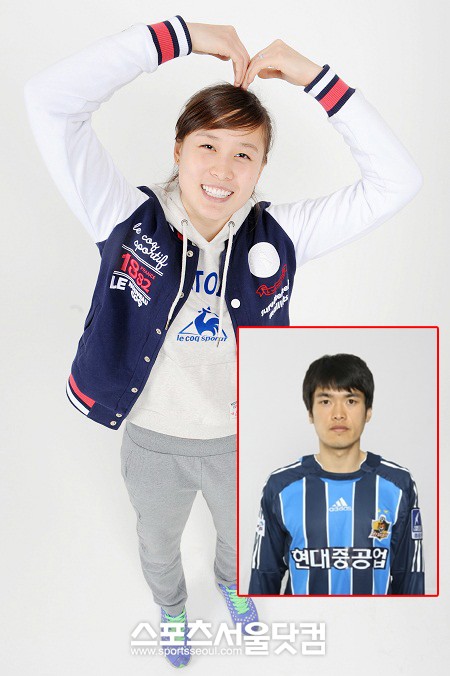 K리그 울산 현대 출신 강민규(오른쪽)와 지난 5월 결혼한 문소리.