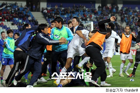 지난해 10월 마마두 니앙(카타르)의 비매너 골로 집단 난투극을 벌인 수원과 알 사드.