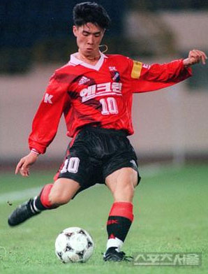 1997년 부천 SK 소속으로 비매너 골 논란의 중심에섰던 윤정환.