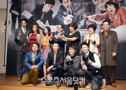 배우 유형관(뒷줄 왼쪽에서 네 번째)이 강예빈(뒷줄 왼쪽에서 두 번째)과 러브신을기대했다. /임영무 기자