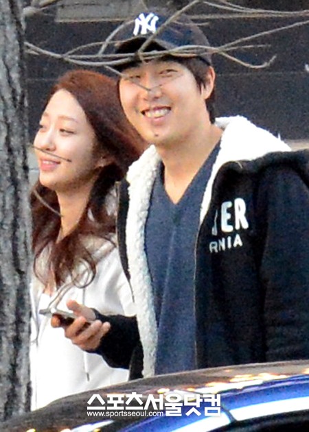 장범준이 환한 표정을 지으며 여자친구와 걷고 있다./임영무 기자