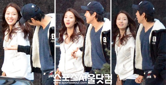 장범준이 여자친구와 손을 잡고 걸어각 있다./임영무 기자