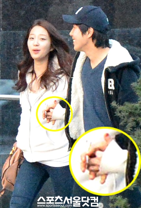 장범준이 여자친구의 손을 꼭 붙잡고 길을 걸으며 환하게 웃고 있다./임영무 기자