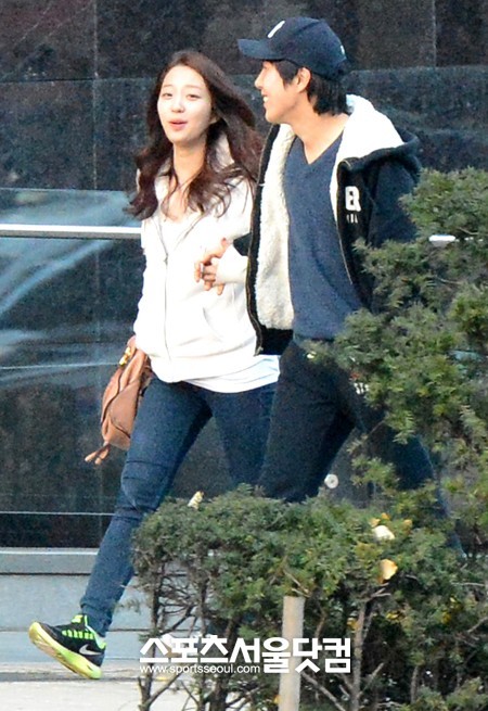 장범준이 여자친구와 커플룩 차림으로 길거리를 걷고 있다./임영무 기자