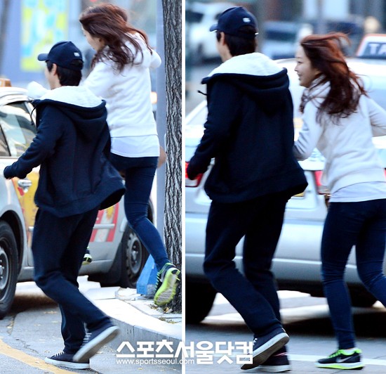 장범준이 여자친구의 손을 잡고 뛰어가는 장면./임영무 기자