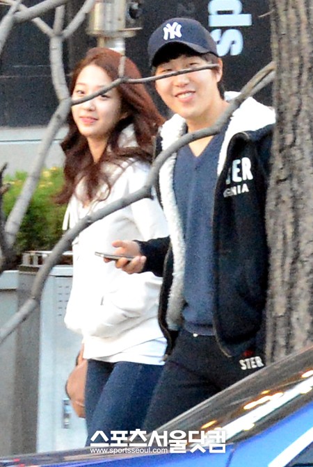 네이비 컬러 의상으로 멋을 낸 장범준과 화이트 의상으로 청순한 매력을 강조한 
여자친구가 길거리 데이트를 즐기고 있다./임영무 기자