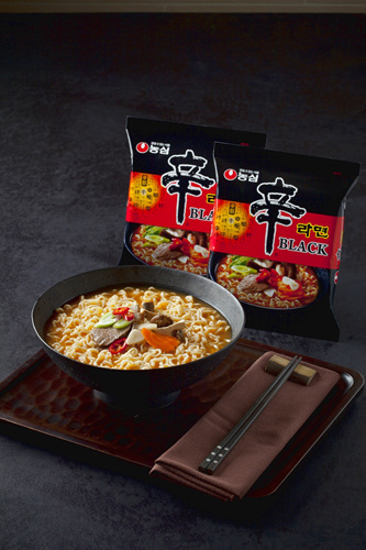 가수 싸이를 모델로 한 신라면블랙컵이 인기를 끌고 있다.