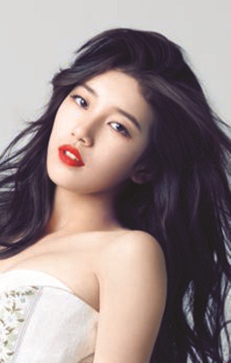 새빨간 립스틱을 바르고 몽롱한 눈빛의 수지./얼루어 코리아 제공